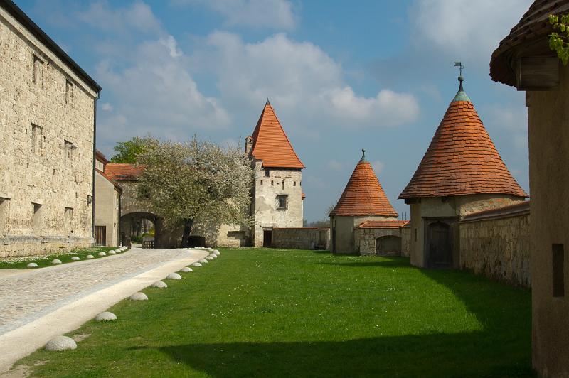 110416_T5123_Burghausen.jpg - Einer der vielen Burghöfe der Burghausener Burg