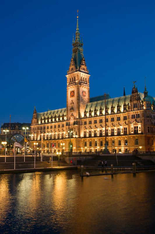 110424_T5527_Hamburg.jpg - Hamburger Rathaus zur Blauen Stunde