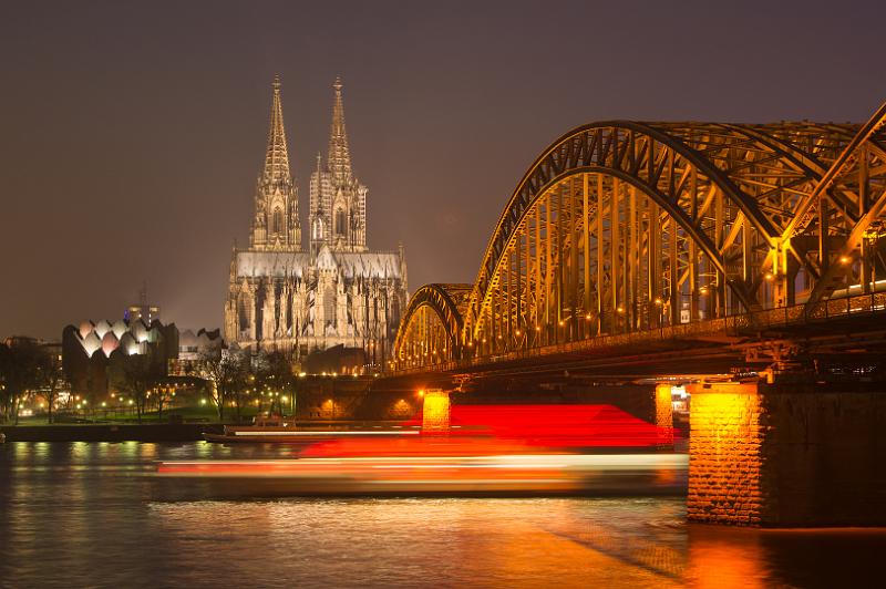 130321_2042_T00744_Koeln.jpg - Köln, Dom mit Hohenzollernbrücke