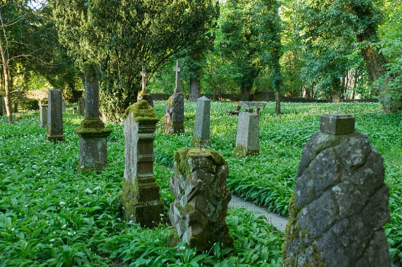 160505_1834_T05134_Hohentwiel.jpg - Friedhof unterhalb der Festung Hohentwiel, Singen