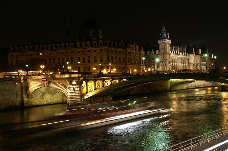 PICT94861_090324_Paris_Conciergerie.jpg - Conciergerie, gesehen vom Hôtel de Ville