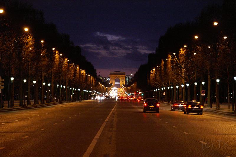 PICT94889_090325_Paris_ChampsElysees.jpg - Champs Elysées und Arc de Triomphe, vom Place de la Concorde