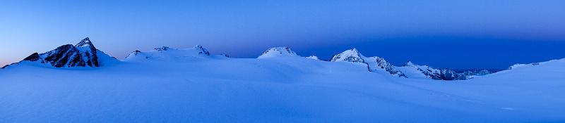 140817_0607_T04064_BrandenburgerHaus.jpg - Morgendliche Blaue Stunde am Brandenburger Haus