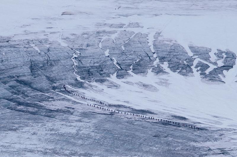 PICT3109-2.jpg - Der Galdhøpiggen - mit 2469 m höchster Berg Norwegens - kann von Spiterstulen ohne Gletscherberührung bestiegen werden. Der Anstieg mit der geringsten Höhenmeterdifferenz beginnt an der Juvasshytta, und von dort werden die Gipfelaspiranten in langen Seilschaften über den Gletscher Styggebreen geführt.