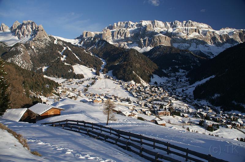 PICT70407_070323_Wolkenstein_Wolkenstein.jpg - Blick auf Wolkenstein und Sella-Gruppe
