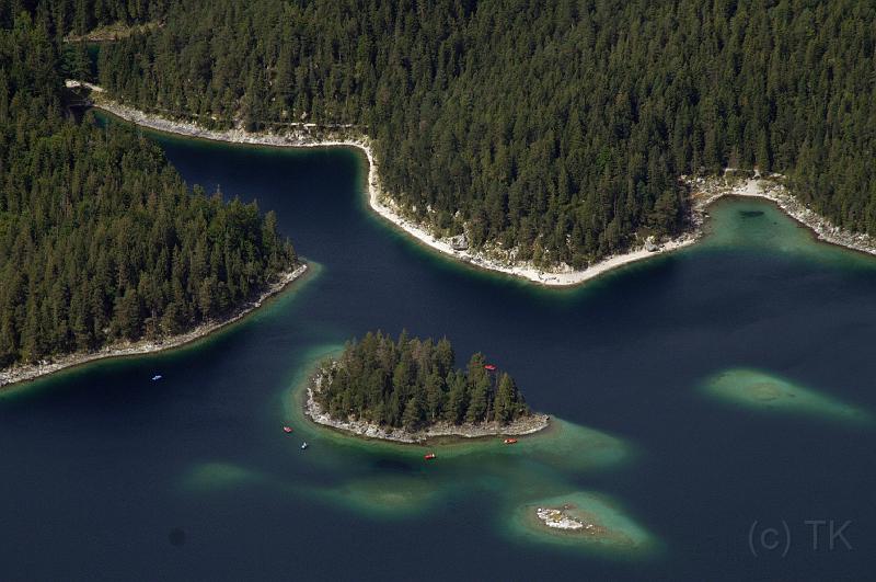 PICT74097_070824_Zugspitze_Eibsee_p.jpg - Tiefblick vom Zugspitzgipfel zum Eibsee
