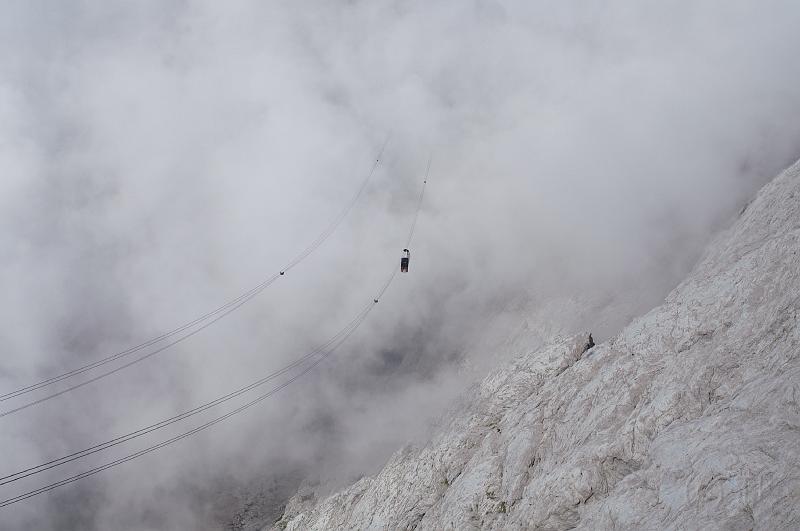 PICT74110_070824_Zugspitze_Seilbahn.jpg - Die Eibseebahn taucht auf ihrer Fahrt zur Zugspitze aus den Wolken auf