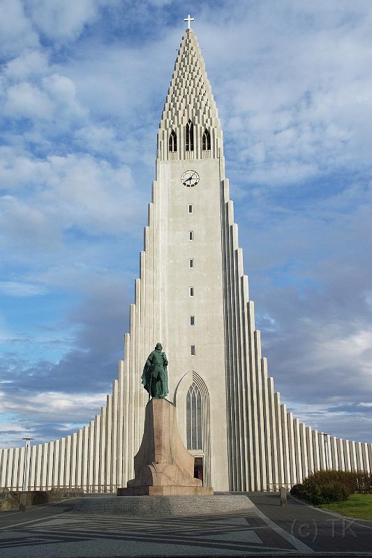 100703_A0360_Reykjavik.jpg - Reykjavik, Hallgrimskirkja mit Leifur Eiríksson im Abendlicht - naja soweit man hier um 8 von Abendlicht sprechen kann ...