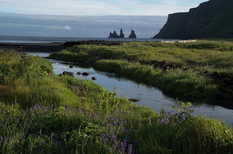 100704_A0515_Vik.jpg - Abend am Strand von Vik, mit den versteinerten Trollen Reynisdrangar