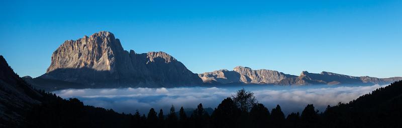 130925_0746_T02611_Regensburger_StUlrich_hd.jpg - Langkofel über dem nebeligen Grödnertal